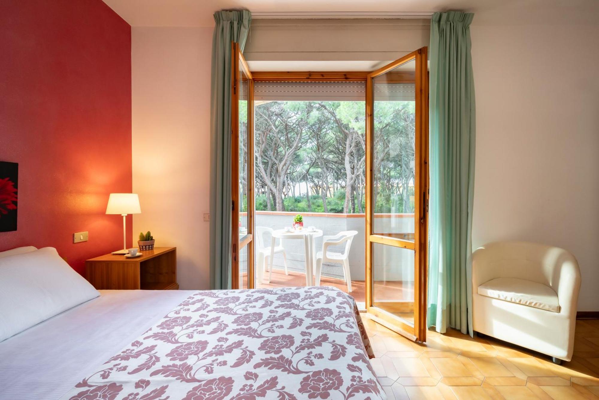 Hotel Parco Dei Pini - 100Mt Dal Mare Follonica Eksteriør billede