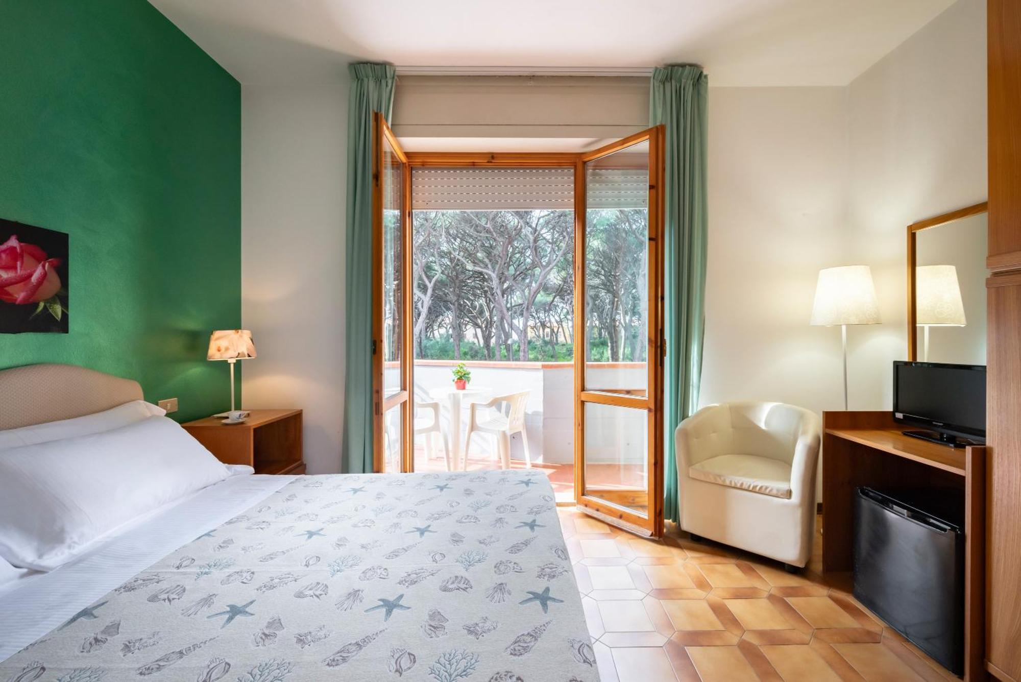 Hotel Parco Dei Pini - 100Mt Dal Mare Follonica Eksteriør billede