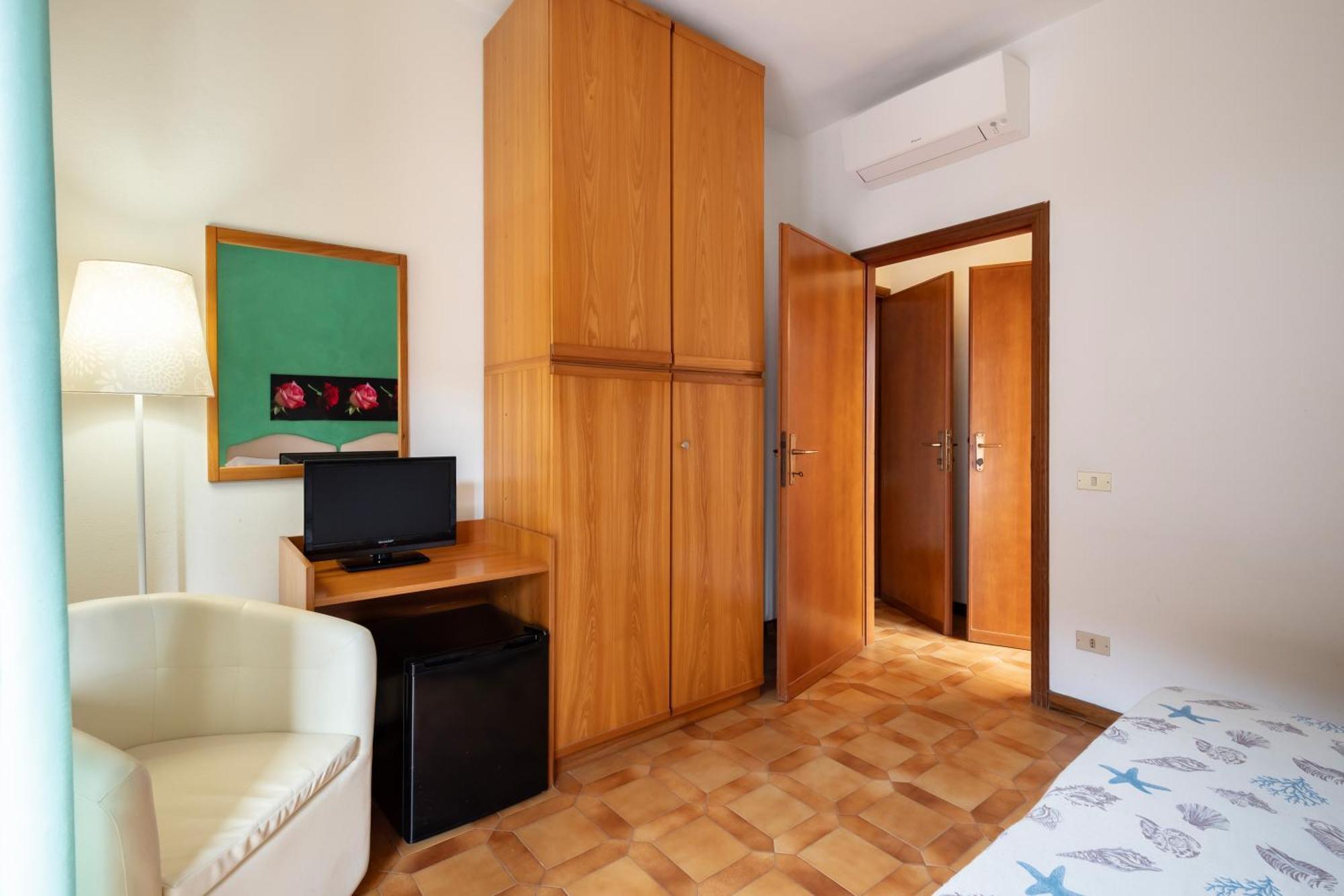 Hotel Parco Dei Pini - 100Mt Dal Mare Follonica Eksteriør billede