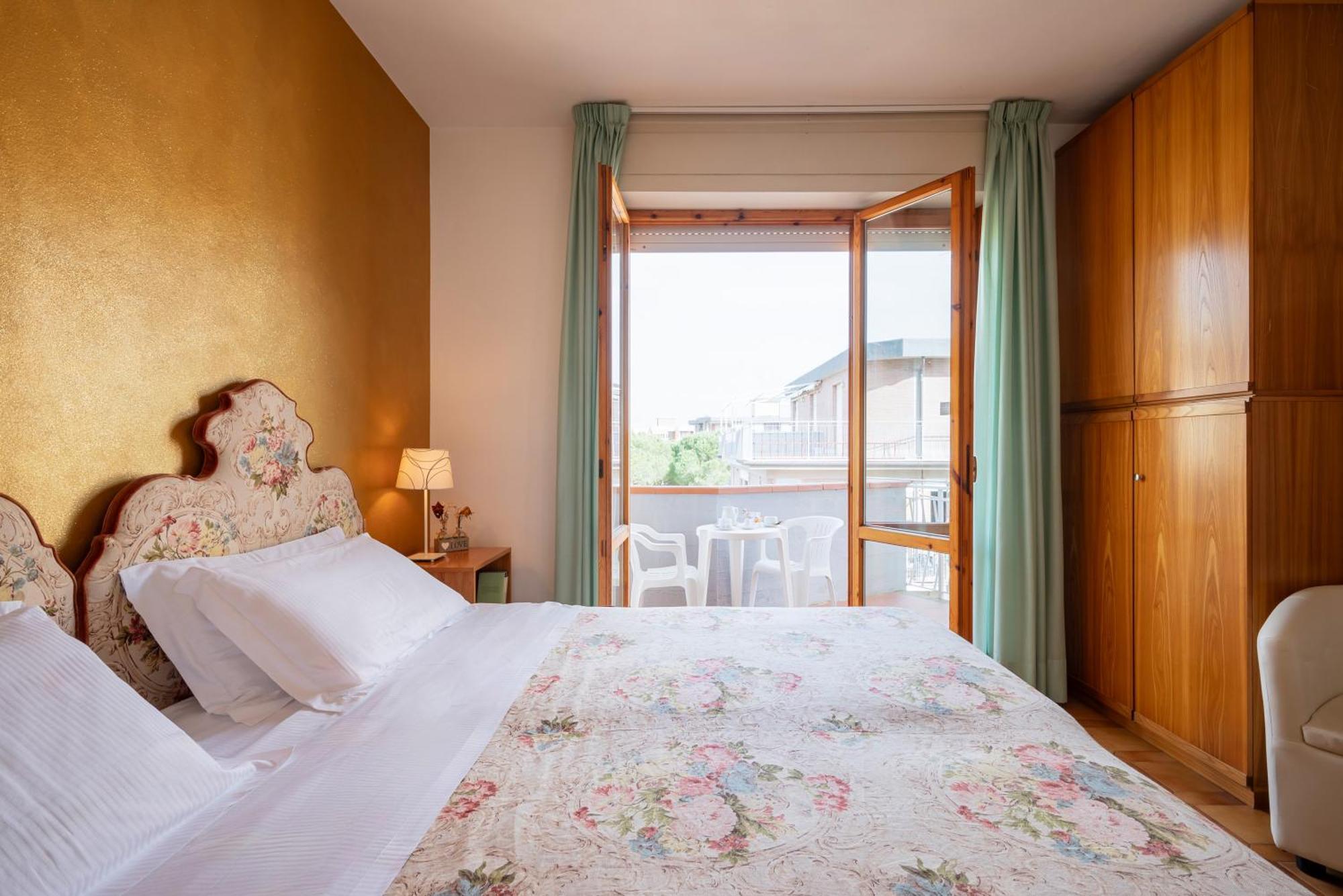 Hotel Parco Dei Pini - 100Mt Dal Mare Follonica Eksteriør billede