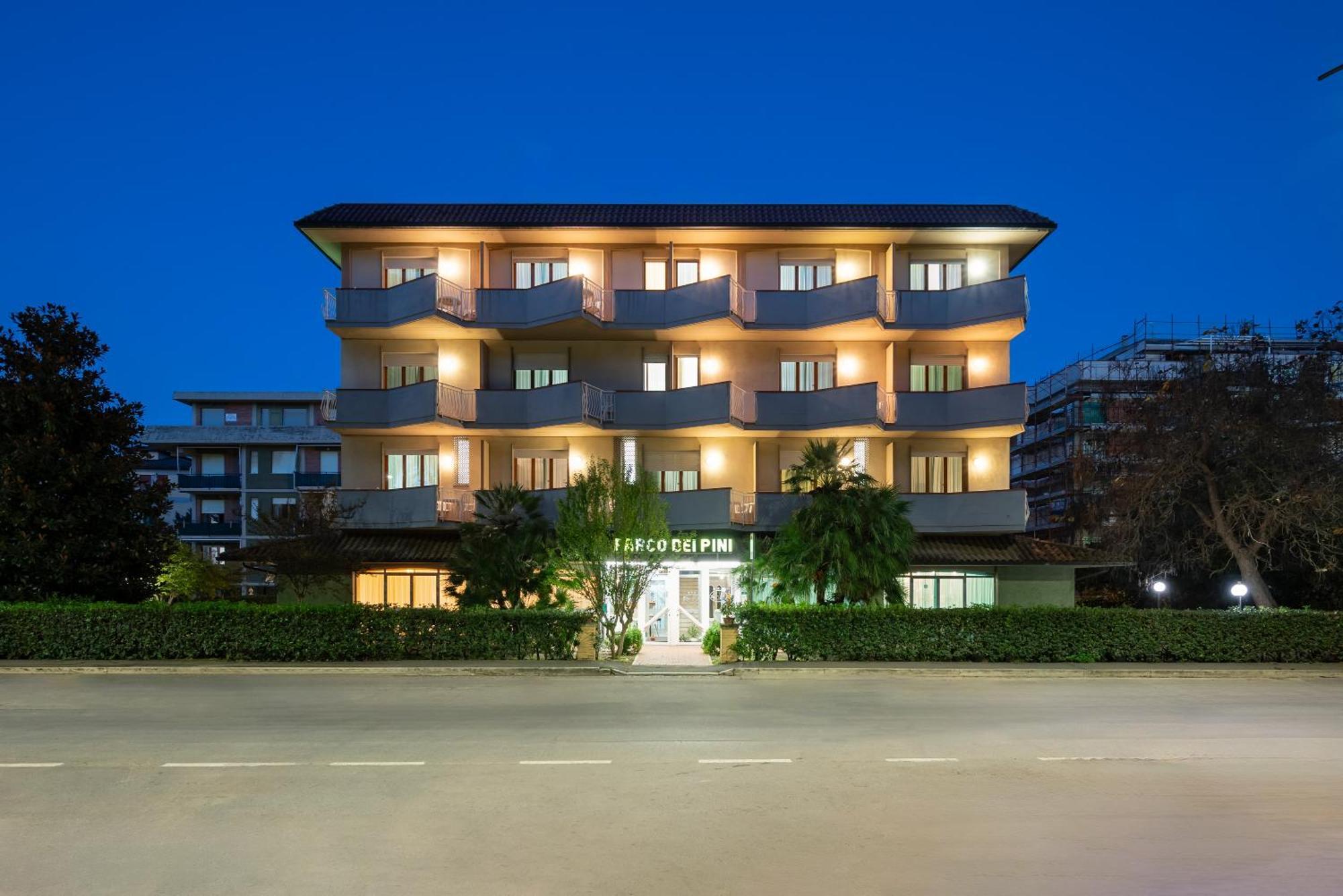 Hotel Parco Dei Pini - 100Mt Dal Mare Follonica Eksteriør billede